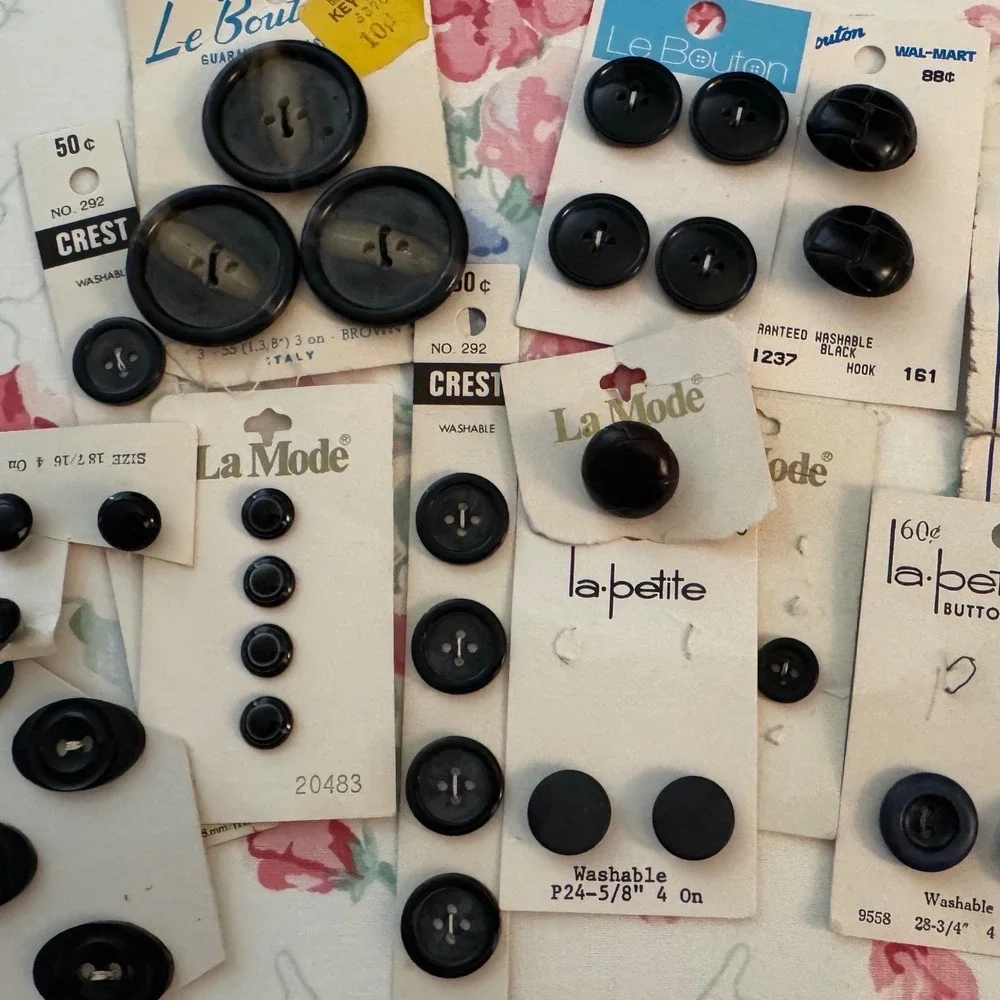 Vintage Black Button Lot La Mode Le Bouton Crest Mixed Sizes Shapes 30+ Pieces